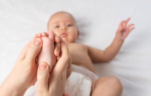 Massage des pieds à un bébé