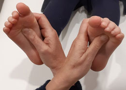 Massage des pieds d'un enfant