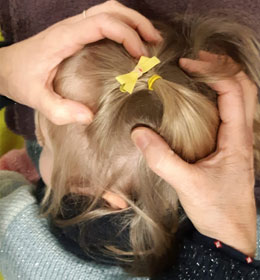Massage de la tête d'un enfant