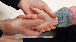 Massage de la main d'un enfant
